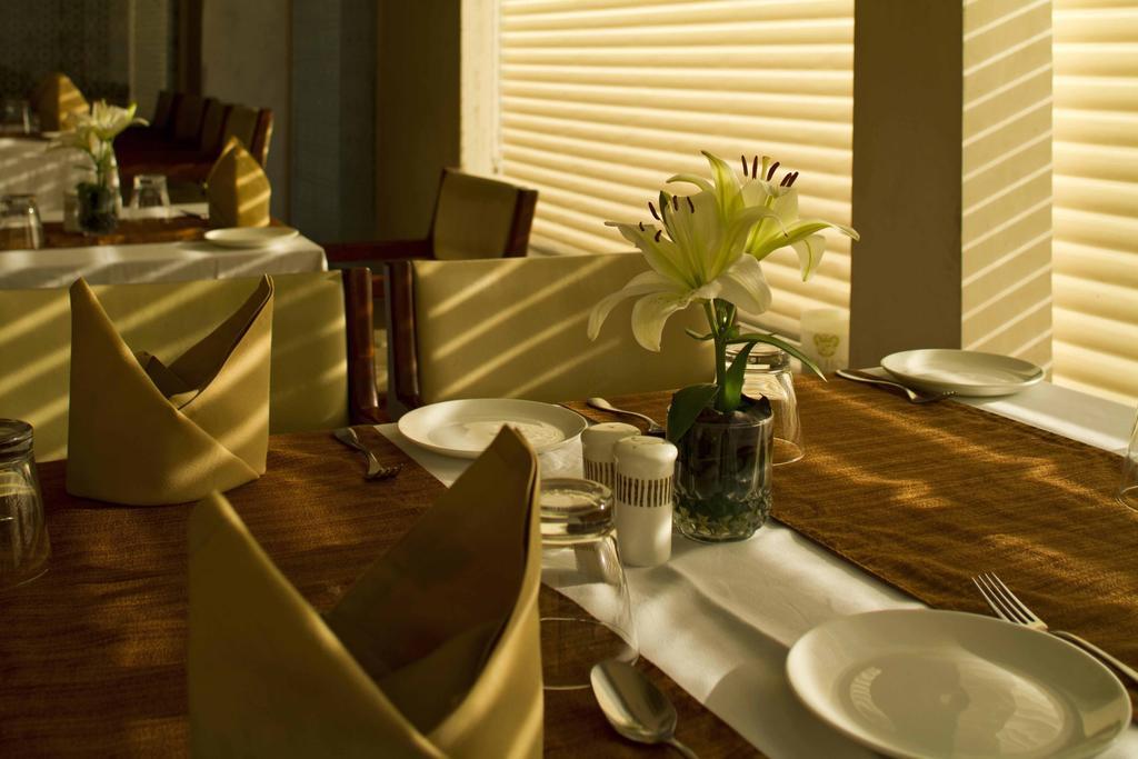32Nd Milestone Hotel Gurgaon Eksteriør billede